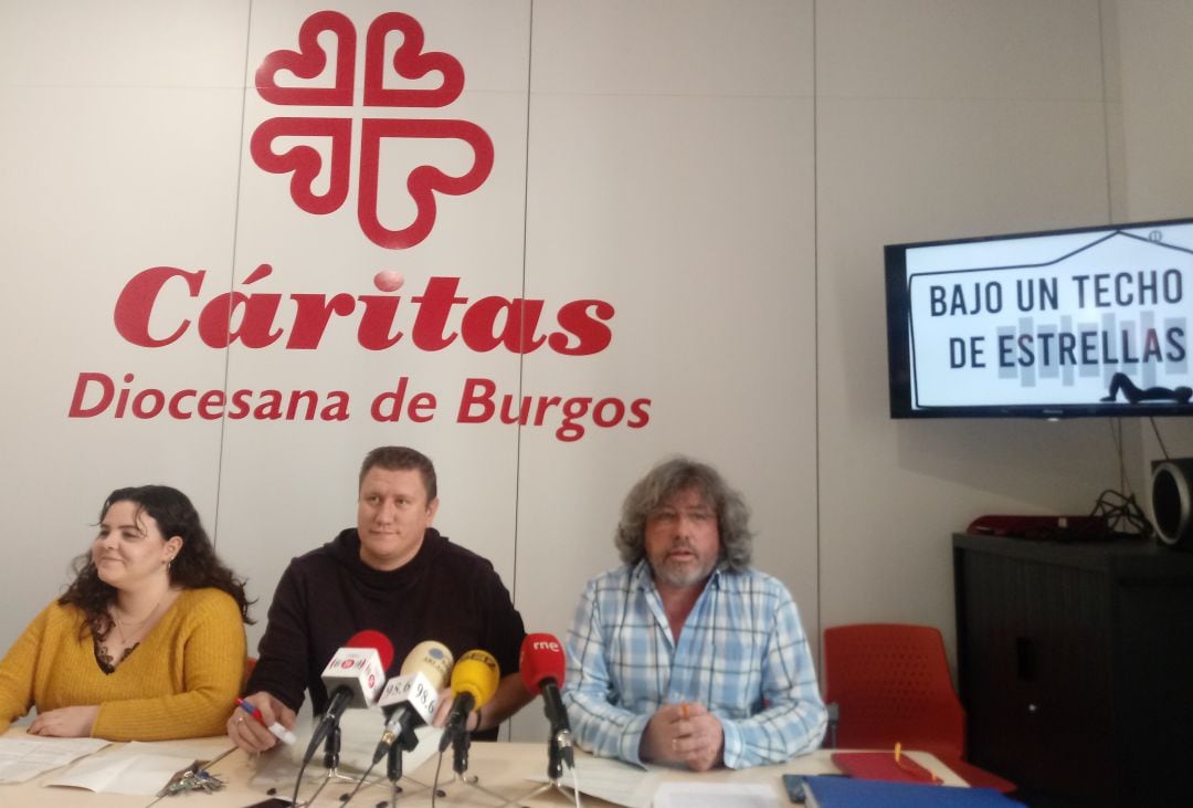 De izda a dcha: Sara Castro, educadora, David Alonso, técnico de Cáritas y Fermín González, delegado de Pastoral Penitenciaria