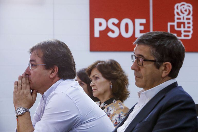 Patxi López, el presidente de la Junta de Extremadura, Guillermo Fernández Vara; y Carmen Calvo,d-i., durante la rueda de prensa que el secretario general del PSOE, Pedro Sánchez, 