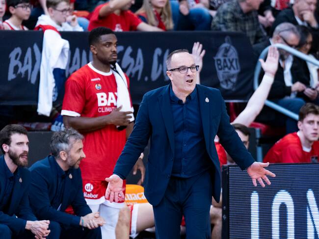 MANRESA (BARCELONA), 09/03/2025.- El entrenador español del Baxi Manresa Diego Ocampo durante el encuentro de la jornada 22 de la Liga Endesa entre el Baxi Manresa y el Leyma Coruña, disputado este domingo en el Pabellón Nou Congost de Manresa. EFE/Siu Wu