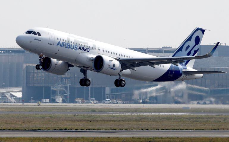 Airbus A320neo mientras realiza su primer despegue en el aeropuerto de Toulouse-Blagnac (Francia).