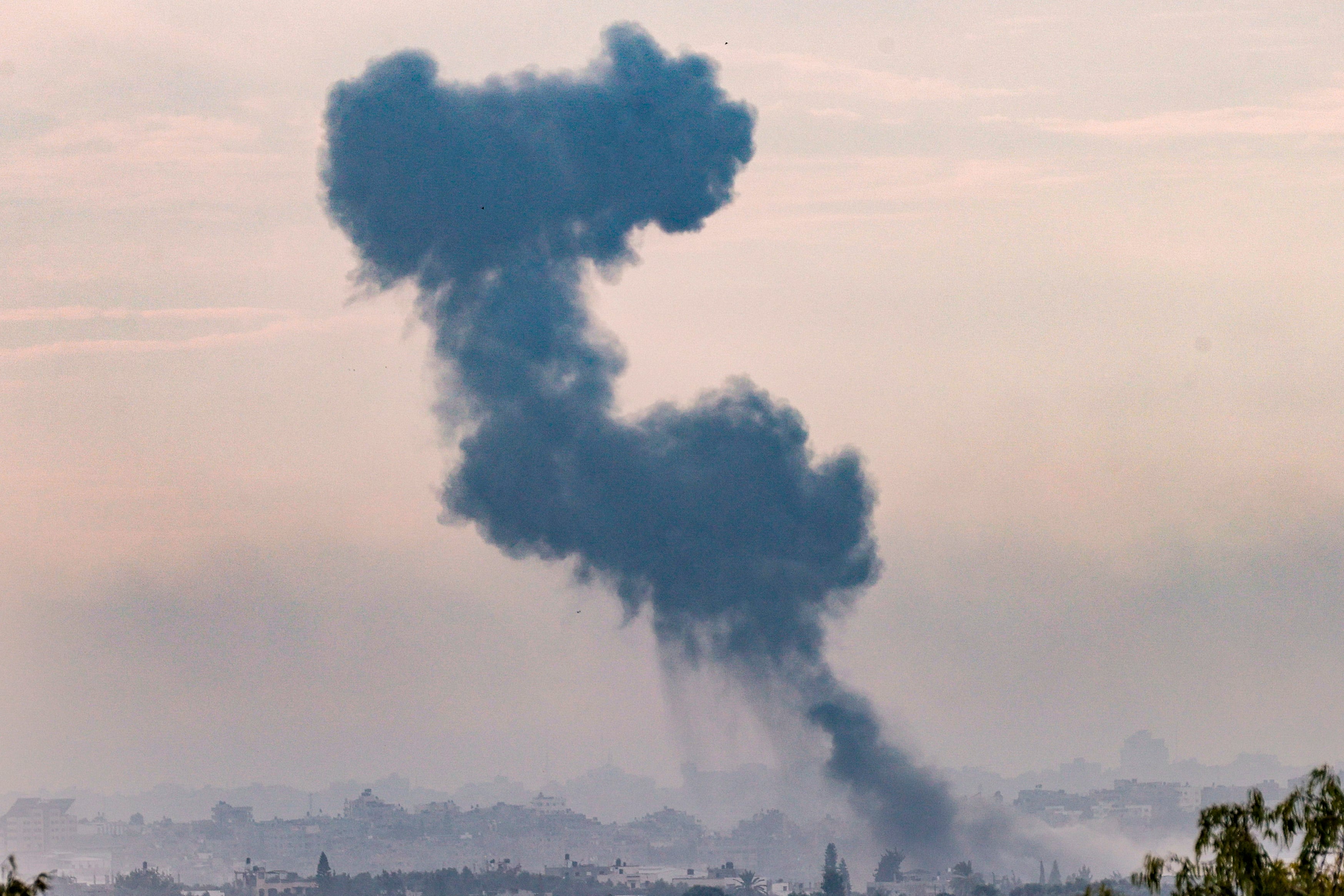 -FOTODELDÍA- SDEROT (ISRAEL), 31/10/2023.- Imagen tomada desde la localidad de Sderot este martes de la zona norte de Gaza, la mas castigada por los bombardeos. EFE/Manuel Bruque
