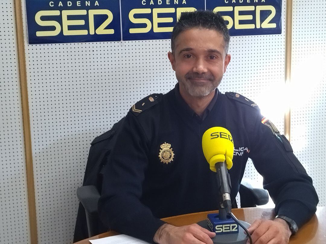 Manuel Márquez, Policía Nacional de apoyo en la Unidad Territorial de Participación Ciudadana de la Comisaría de Don Benito-Villanueva, desarrolla charlas en los centros educativos alertando sobre acoso escolar y las redes sociales