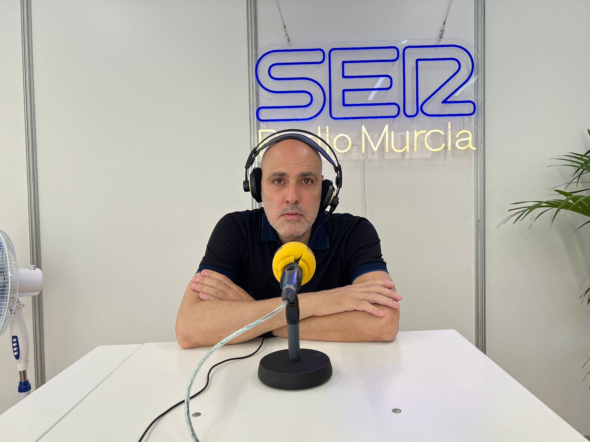 Javi Rodríguez en el estudio del 90 Aniversario de Radio Murcia