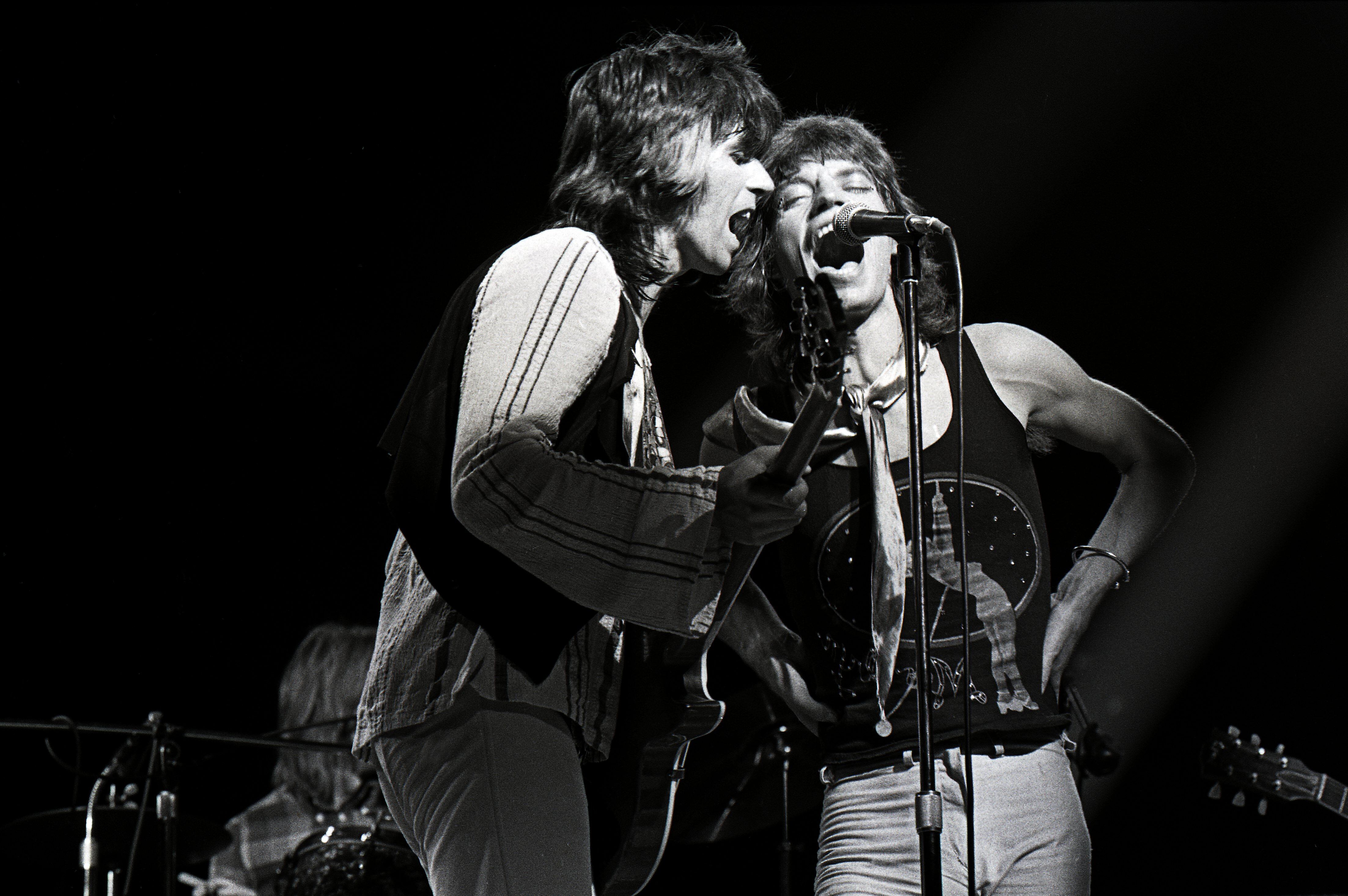 Jagger y Richards durante un concierto en los años 70