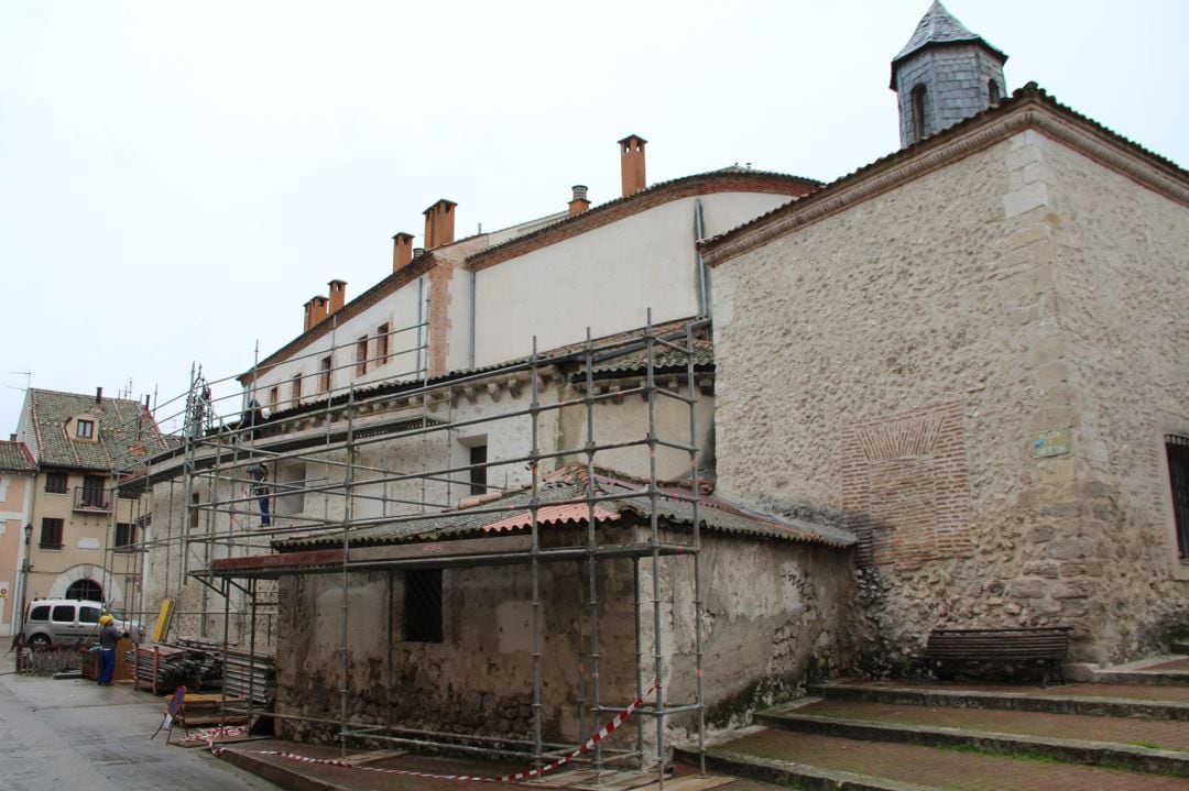 Varios operarios trabajan en la instalación de andamios para iniciar las obras de restauración de la iglesia de Santó Tomé