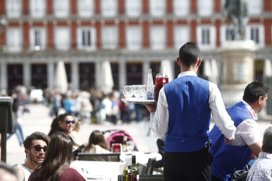 Camareros sirven en una terraza