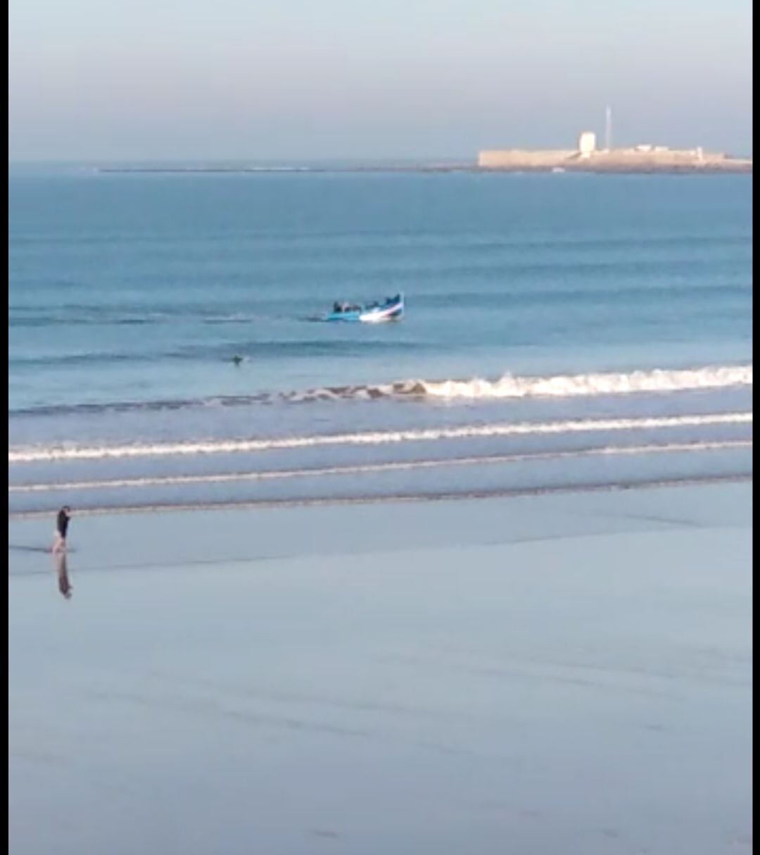 Una patera llega a la playa de Santa María del Mar de la ciudad de Cádiz