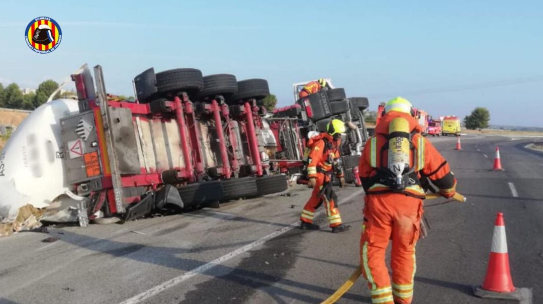 Camión cisterna volcado en la A-3 en la mañana de este miércoles, 5 de julio, donde actúan los bomberos del Consorcio