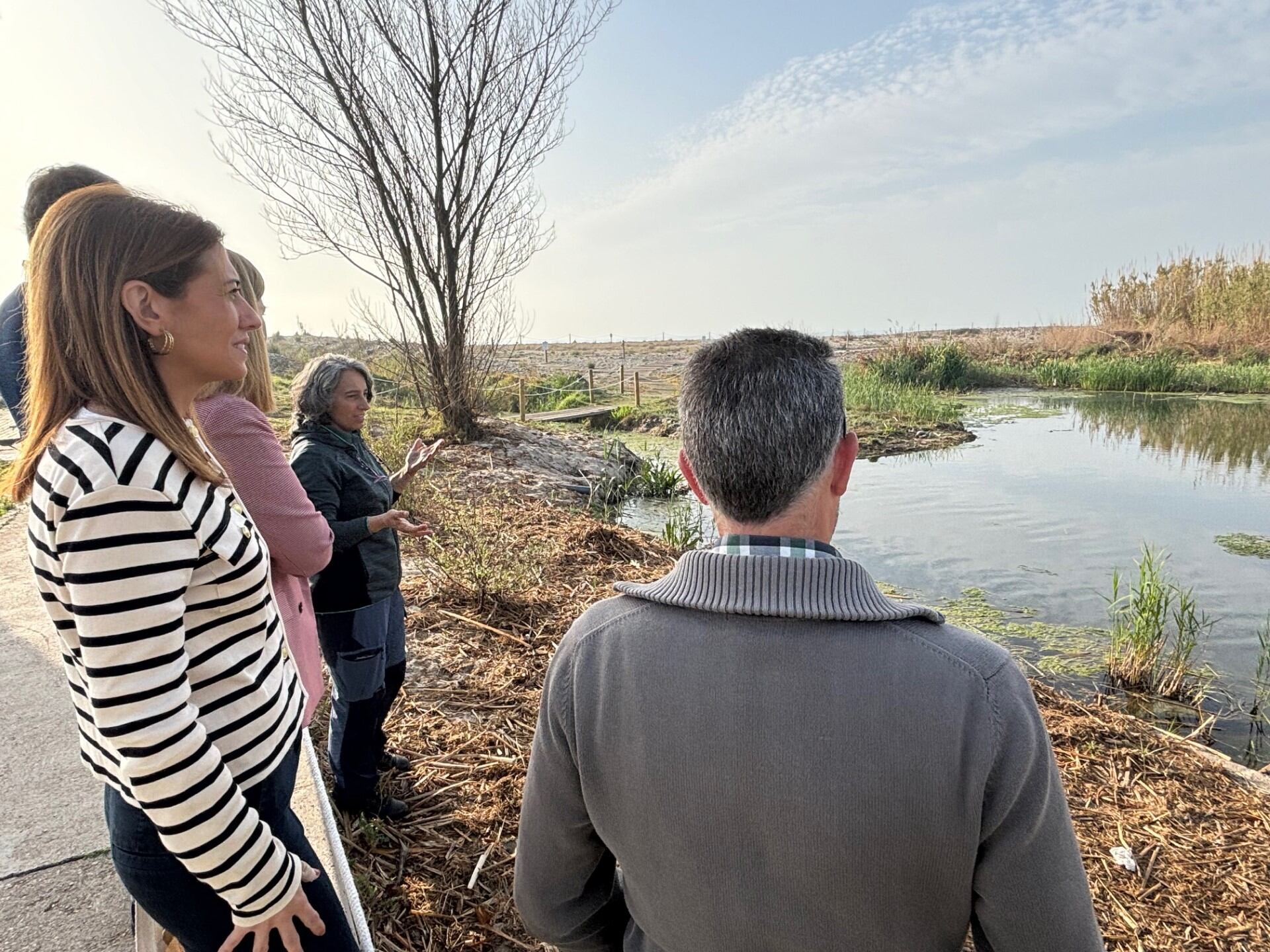 La alcaldesa de Almassora visitando el Riu Millars