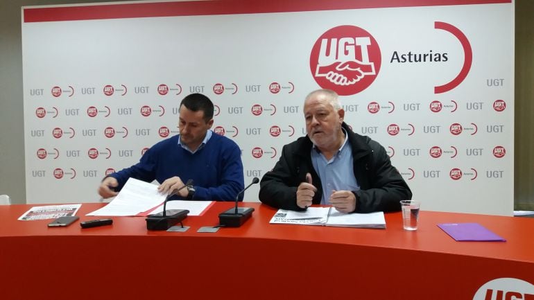 Los secretarios generales de UGT y CCOO de Asturias, Javier Fernández Lanero (izquierda) y Antonio Pino (derecha) presentan la concentración del 15 de diciembre en rueda de prensa.