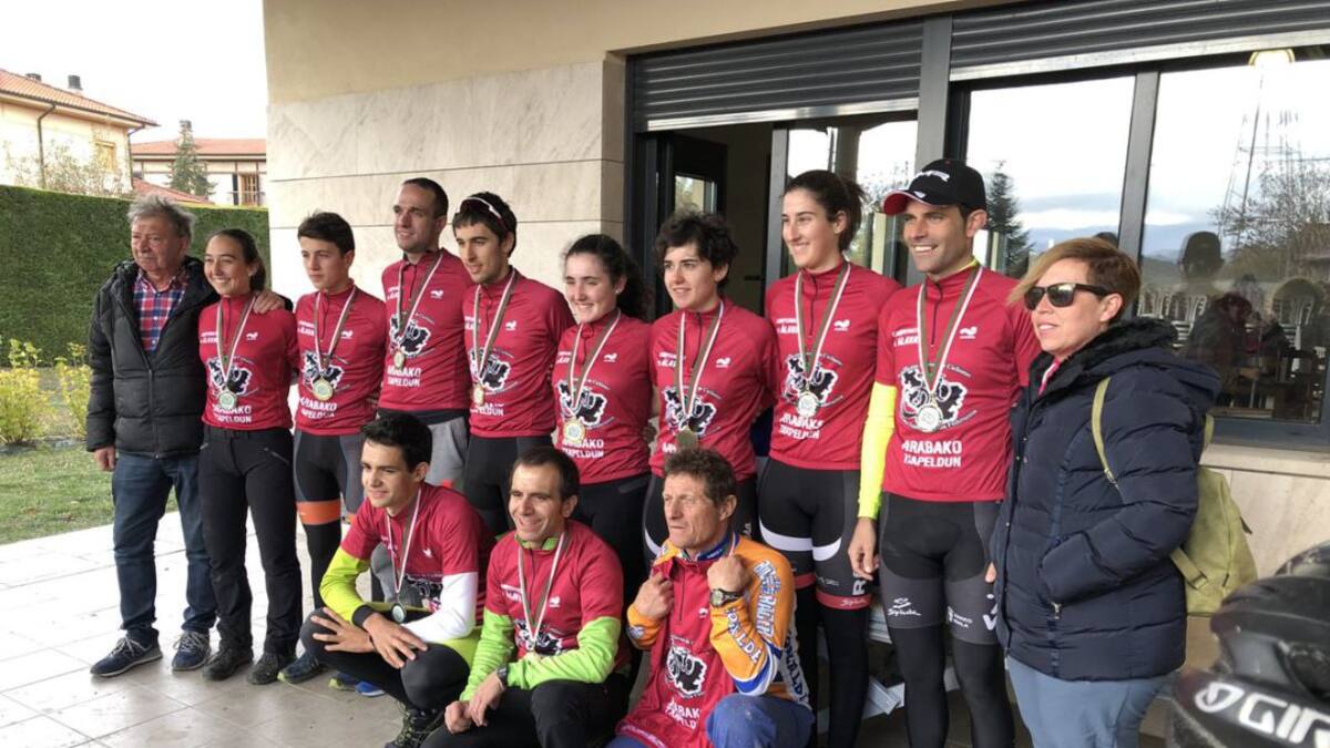 Javi Ruiz de Larrinaga y Paula Suárez se alzan con el Campeonato de Alava en Arbulu