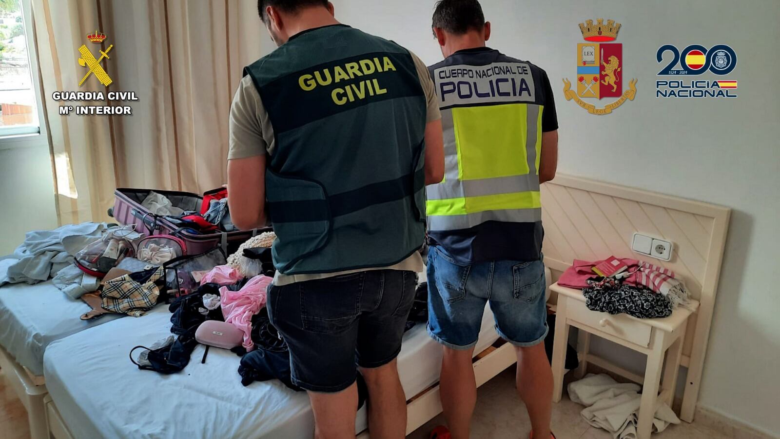 Los agentes durante los registros en la operación policial