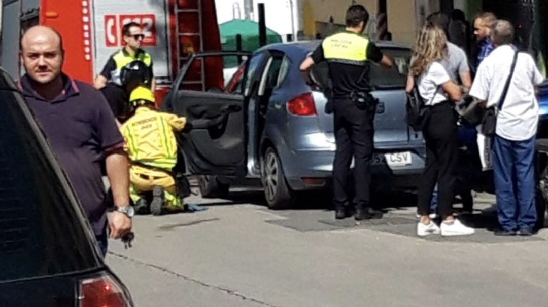 Momento en el que los bomberos logran abrir el vehículo.