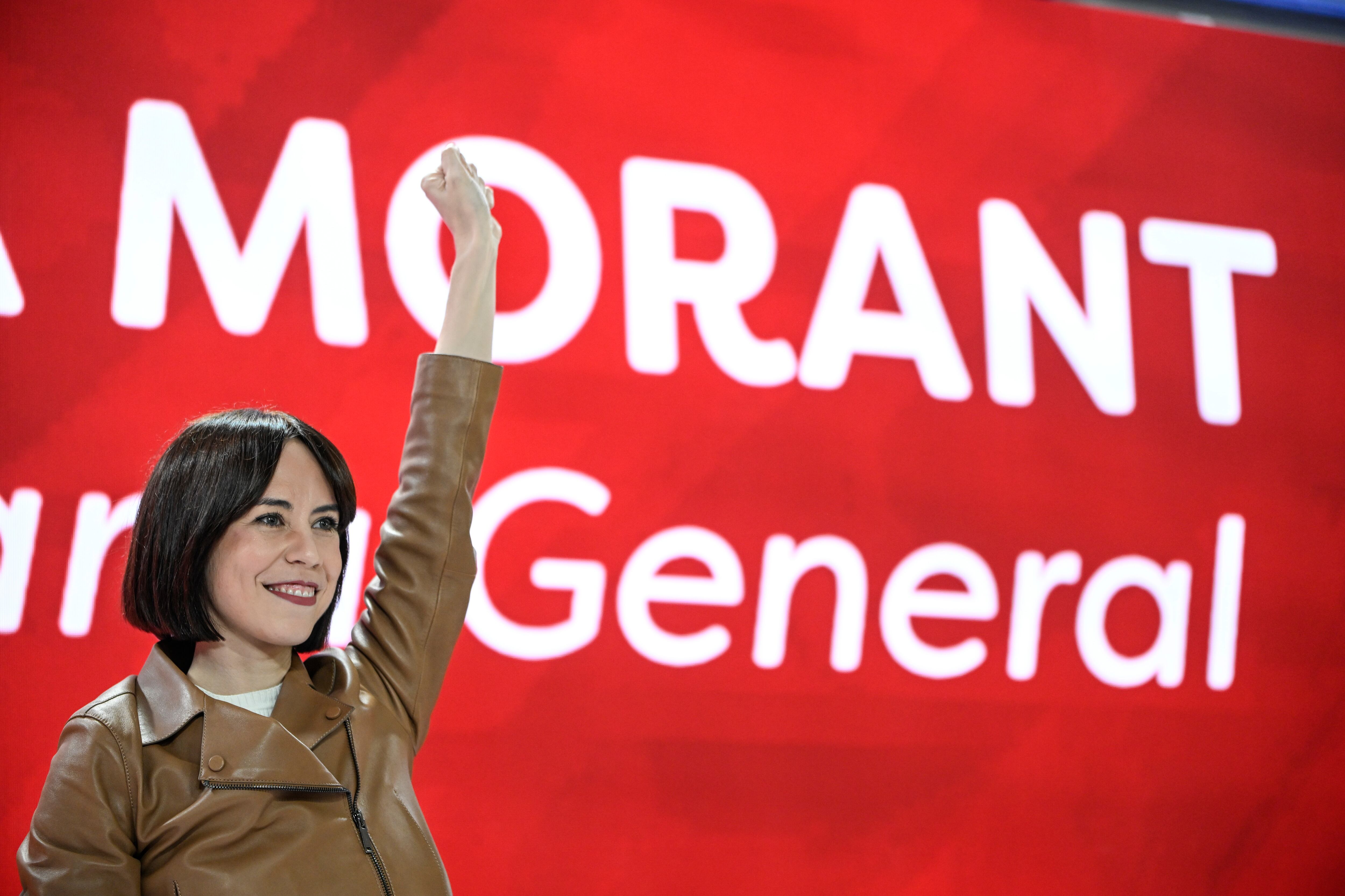 La nueva secretaria general de los socialistas valencianos la ministra de Ciencia, Innovación y Universidades Diana Morant, saluda a los asistentes al congreso extraordinario en la última jornada que clausura el secretario general del PSOE y presidente del Gobierno, Pedro Sánchez.