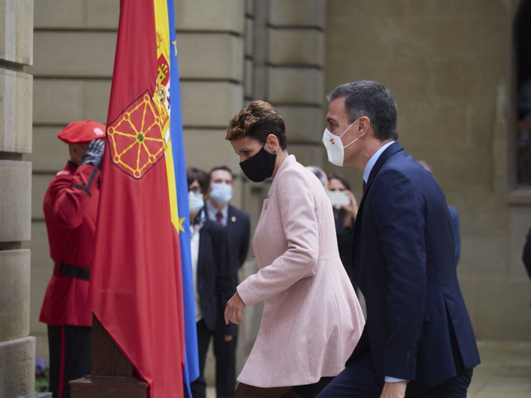 La presidenta de Navarra, María Chivite, recibe a presidente del Gobierno de España, Pedro Sánchez, a su llegada a los jardines del Palacio de Navarra