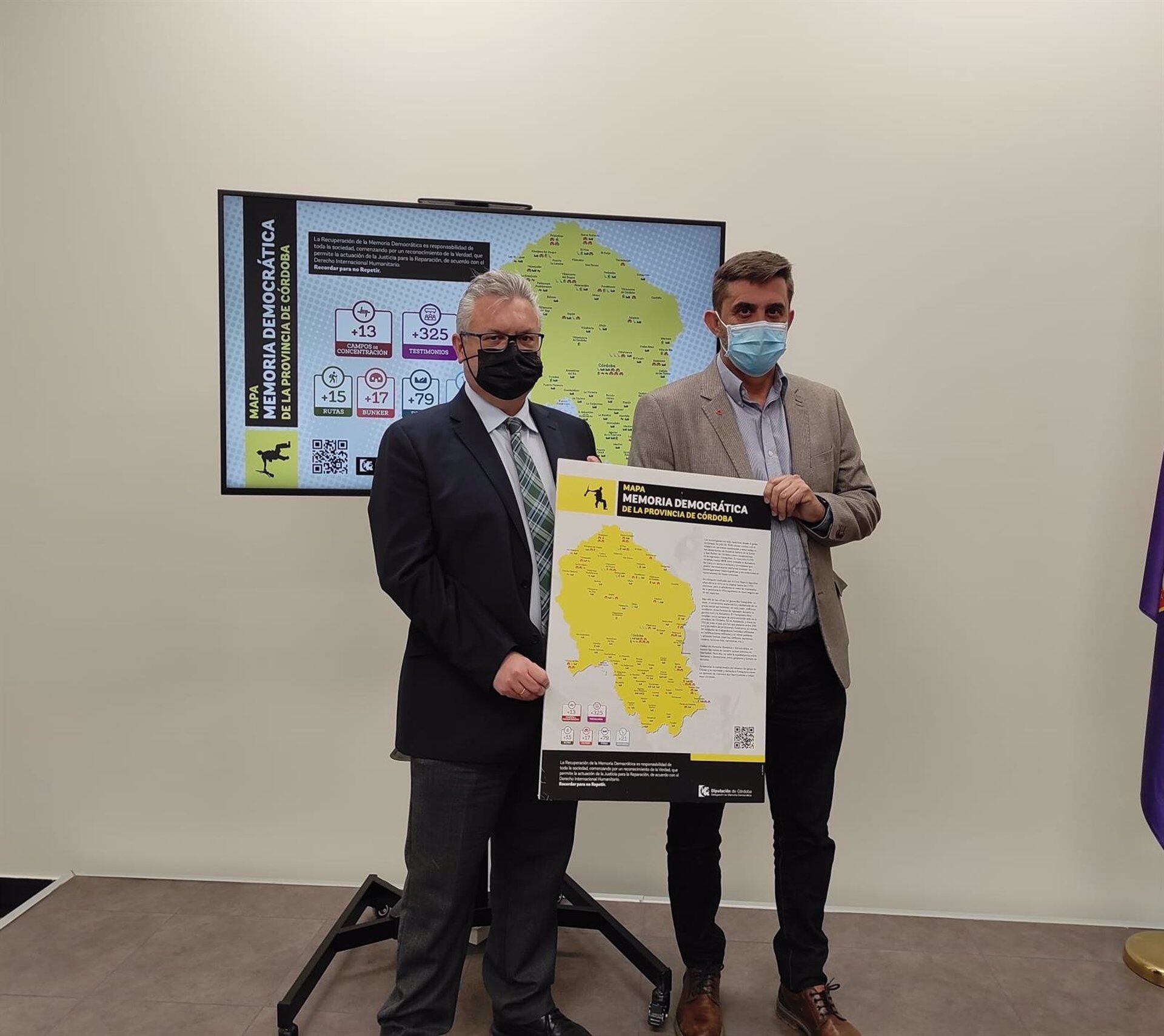 El delegado de Memoria Democrática, Ramón Hernández (dcha.), y el delegado de Innovación Tecnológica de la Información en Infraestructuras y Equipamientos, Esteban Morales, presentan el mapa de Memoria Democrática