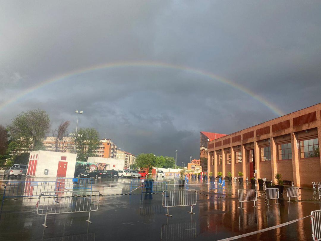 En estos días lluviosos en Granada, el arcoiris pone una nota de esperanza al paisaje urbano que se divisa desde el aparcamiento de la Feria de Muestras de Armilla, donde se ubica el principal dispositivo de vacunación masiva contra la covid en esta provi