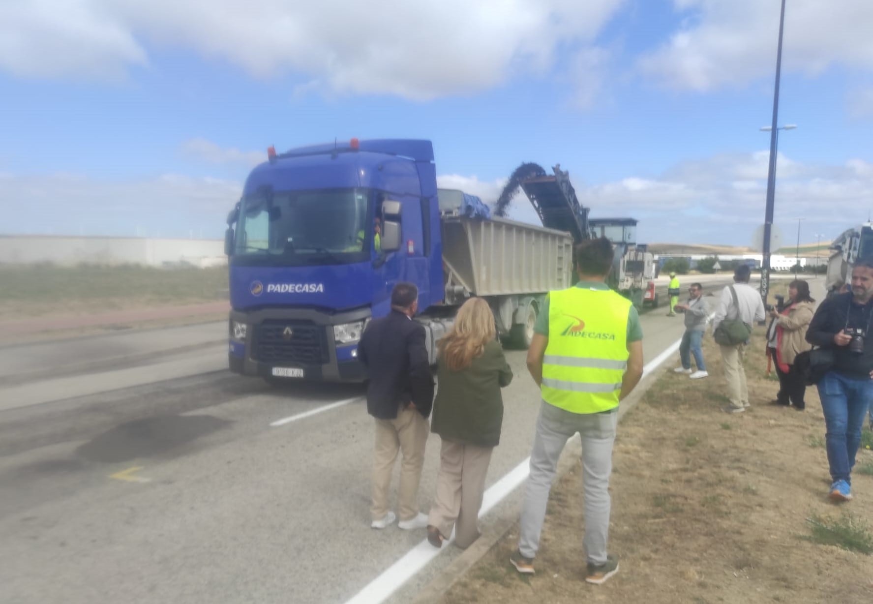 La alcaldesa de Burgos, Cristina Ayala, y el concejal de Urbanismo, Juan Manuel Manso, en la calle Laredo del Polígono de Villalonquejar, donde se ha iniciado la campaña de asfaltado. / Foto: Radio Castilla