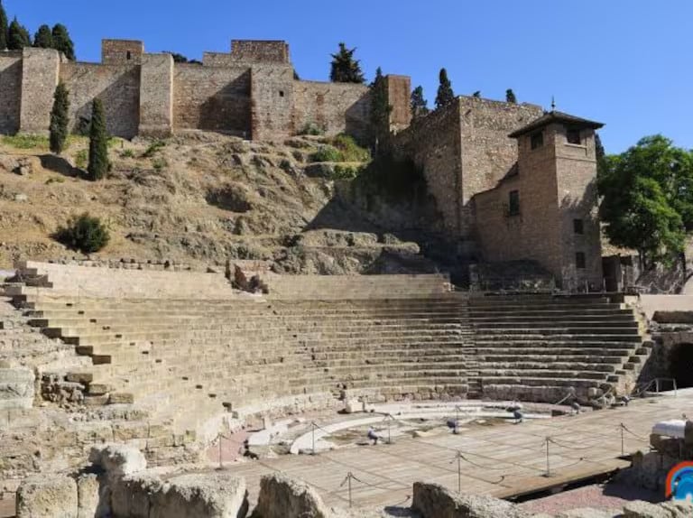 El teatro romano de Málaga( Bien de Interés Cultural desde 1972) se construyo en el siglo I a.C. por el emperador Cesar Augusto y fue utilizado hasta el siglo III. Se encuentra ubicado al pie de la Alcazaba. Permaneció oculto durante varios siglos y fue descubierto 1951, cuando se estaba construyendo un jardín de entrada a la Casa de la Cultura. En la actualidad queda al descubierto la galería de acceso al proscenium (escenario) que estaba protegido por una bóveda de cañón, parte de la orchesta de unos 15 m, la cávea con 3 gradas y de 31 m de radio por 16 m de alto y el vomitorium