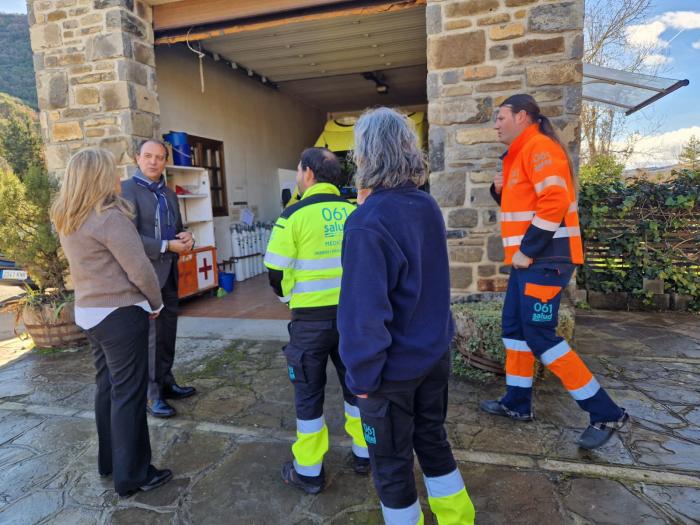 El consejero y la gerente del 061, Marta Sampériz, han visitado la base del 061 de Sabiñánigo y reunido con los trabajadores