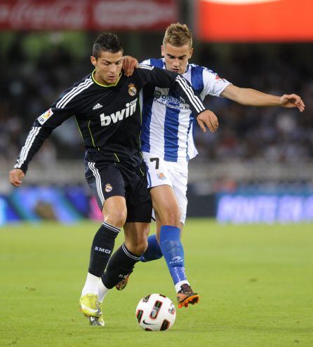 Cristiano y Griezmann pelean por un balón en un partido entre la Real Sociedad y el Real Madrid de la Liga 2010-11.