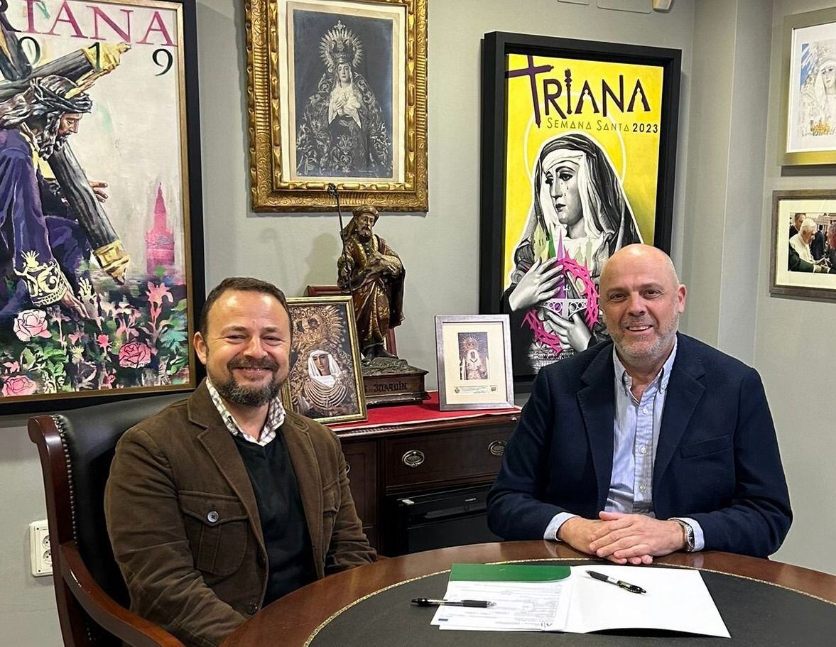 Javier Sánchez de los Reyes, a la izquierda, junto al hermano mayor de la Esperanza de Triana, Sergio Sopeña