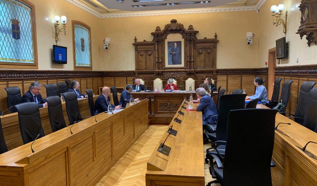 Pleno con la alcaldesa y los portavoces municipales.
