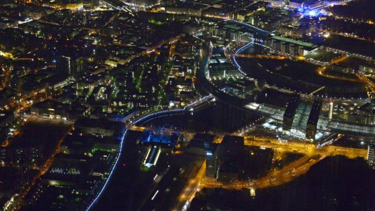 Viaje aéreo por el fantasma iluminado del Muro de Berlín