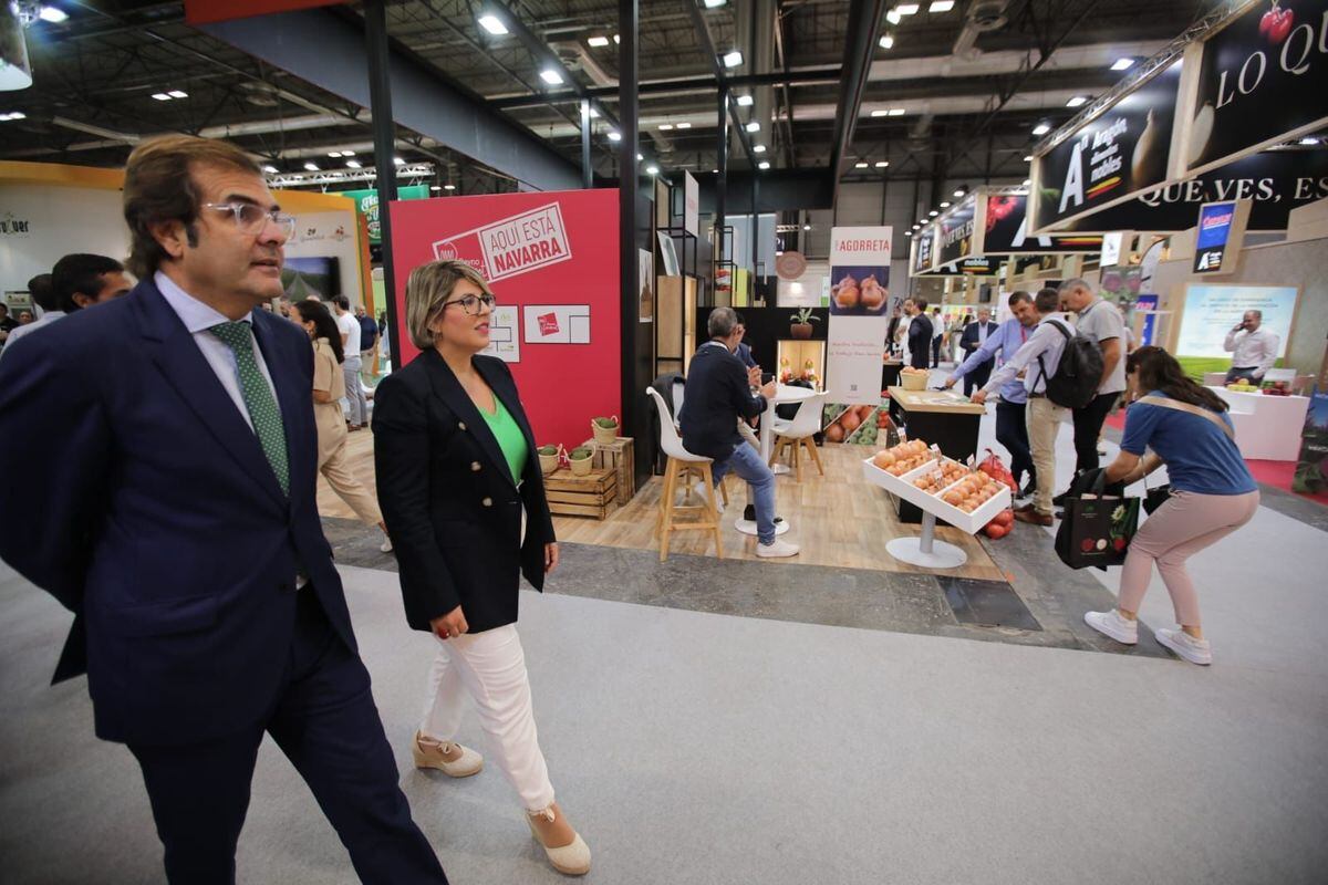 Noelia Arroyo, alcaldesa de Cartagena y Pedro Pablo Hernández, vicepresidente de la Autoridad Portuaria, en la feria Fruit Attraction,