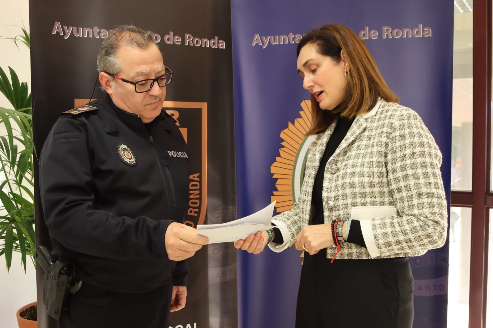 Los agentes controlarán el tráfico durante todo el recorrido de la cabalgata de Reyes, desempeñando tareas de organización y desvío del tráfico