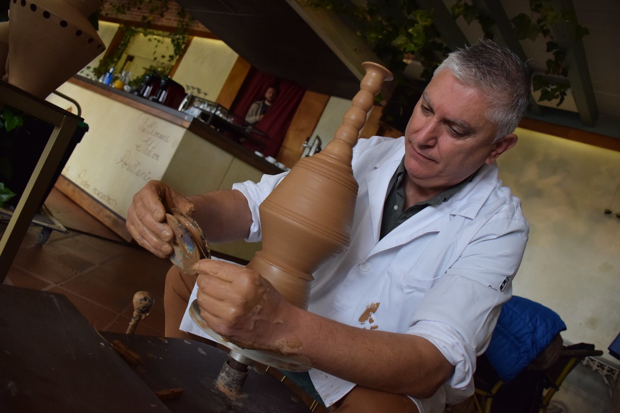 Imagen de artesanos en el cigarral Viñedos Santa María de Toledo