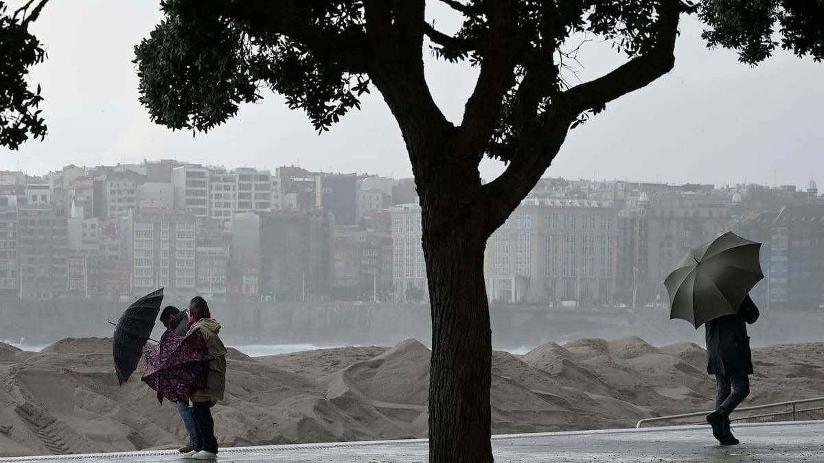 Ingrid llega a A Coruña: alerta naranja en la costa y riesgo de nieve desde 400 metros