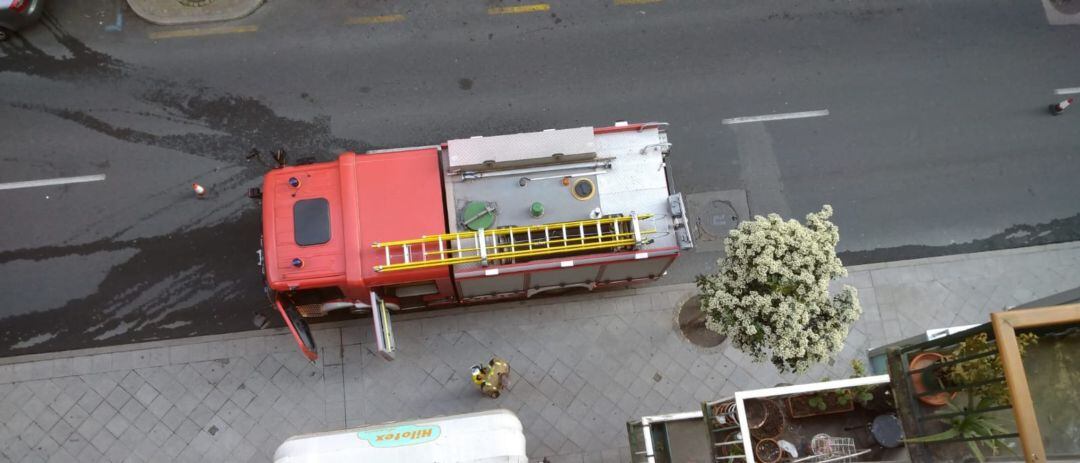 Uno de los vehículos de bomberos que ha intervenido en el incendio