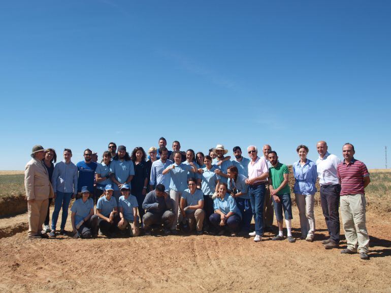 Foto de familia de la visita del director del Instituto de la Juventud al yacimiento arqueológico Intercatia en Paredes de Nava (Palencia)