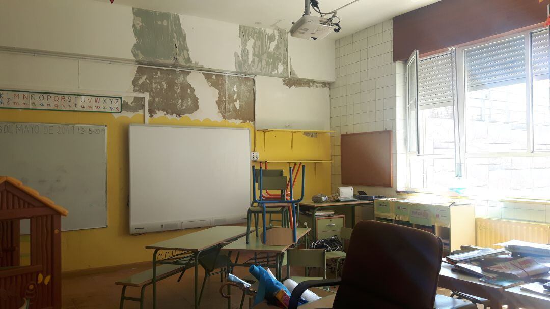 Estado en el que quedó una de las aulas del colegio Cisneros tras la inundación.