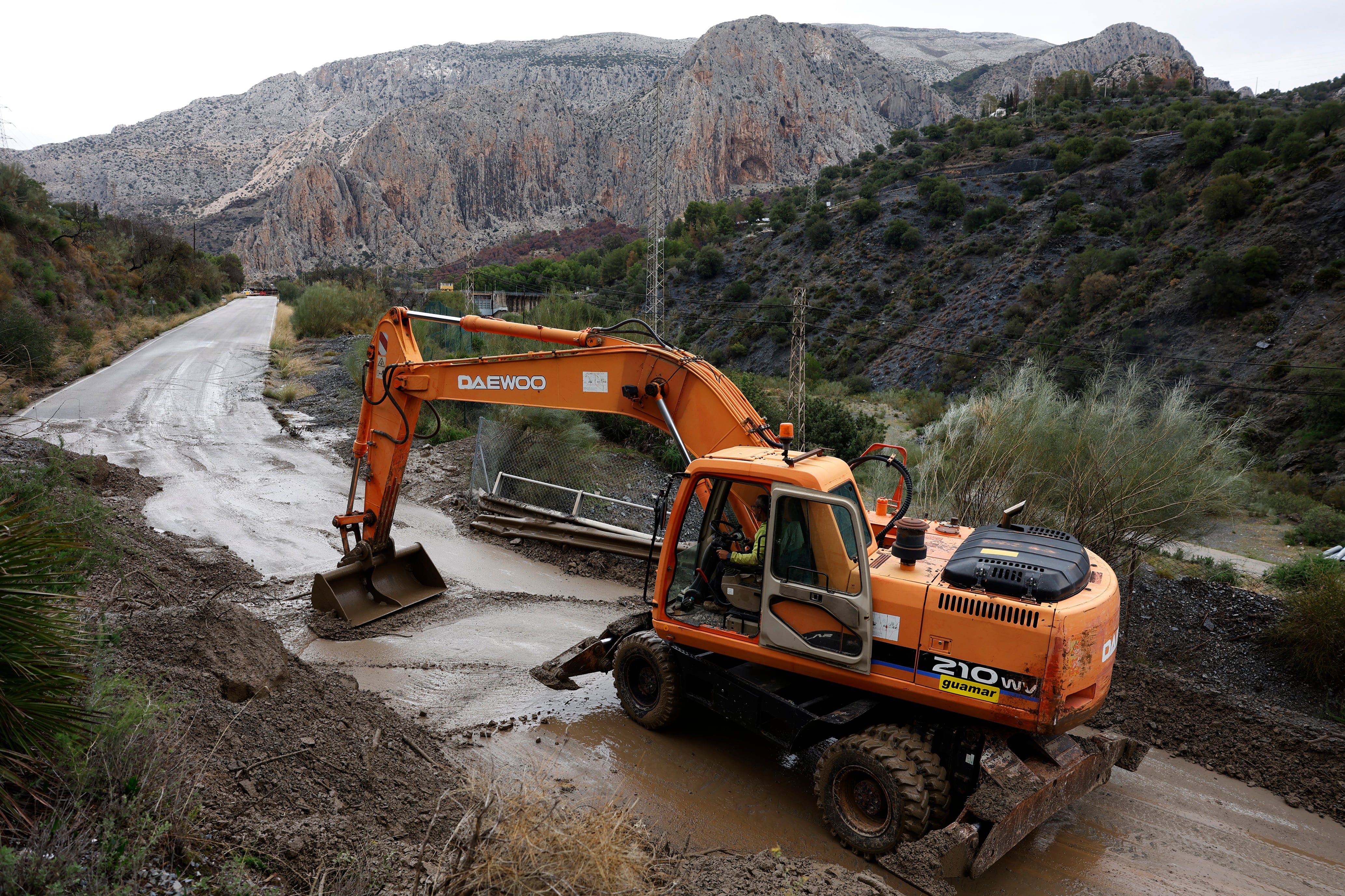 GRAFAND4276. ÁLORA (MÁLAGA), 31/10/2024.-Una excavadora quita el barro en la carretera de la MA- 5403 entre las localidades malagueñas de El Chorro y Álora, tras las inundaciones por el paso de la DANA. EFE/Jorge Zapata
