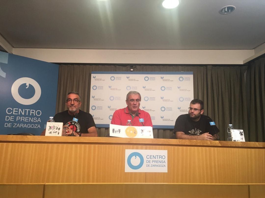 Ignacio Pardinilla, Manuel Domínguez y Francho Sarrablo en la presentación del nuevo disco en el Centro de Prensa. 