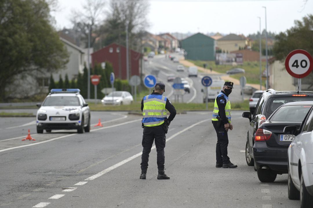 Control de policía en una carretera de Bergantiños, A Coruña