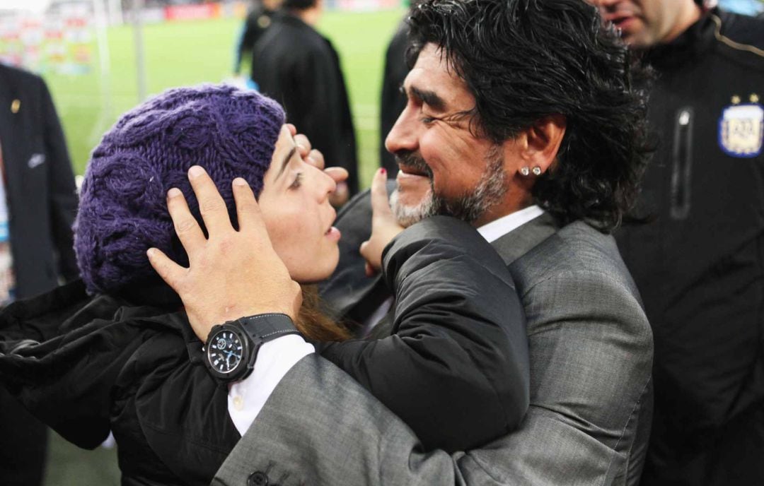 Maradona y su hija Dalma, en 2010.