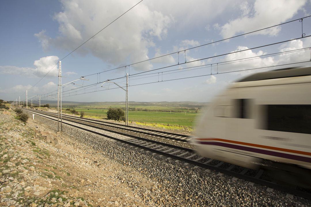 Tren circulando por la vía Ávila-Madrid