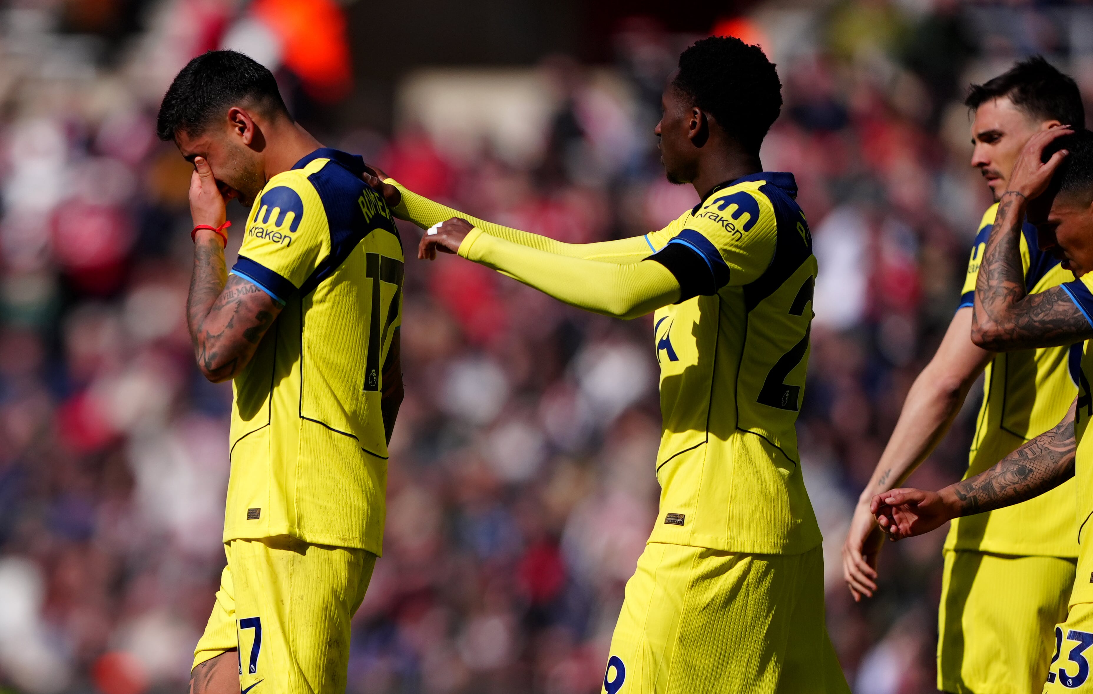 Cristian Romero y sus compañeros lamentándose por la derrota frente al Sunderland