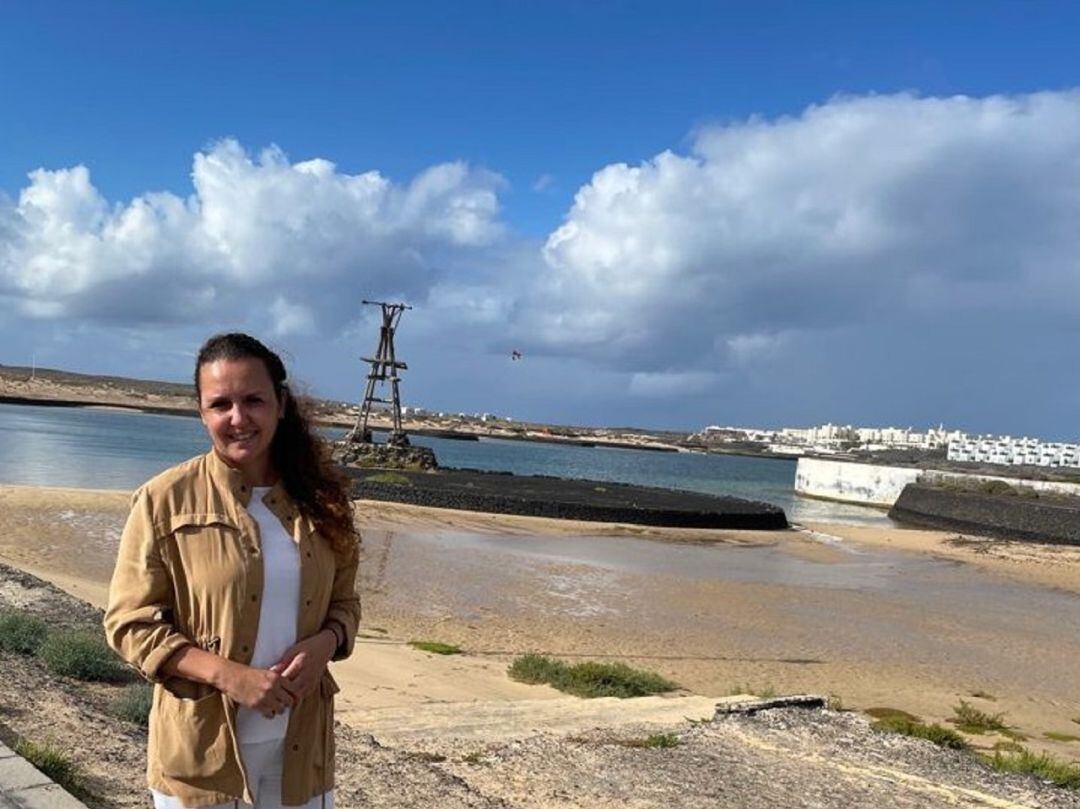 La edil socialista de Tinajo, Begoña Hernández, en la laguna de La Santa.