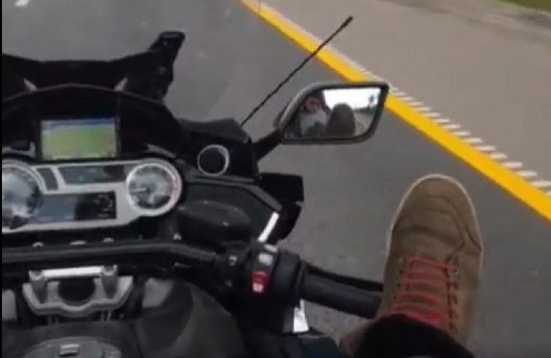 El youtuber se grababa apenas unas horas antes del accidente conduciendo una moto con los pies.