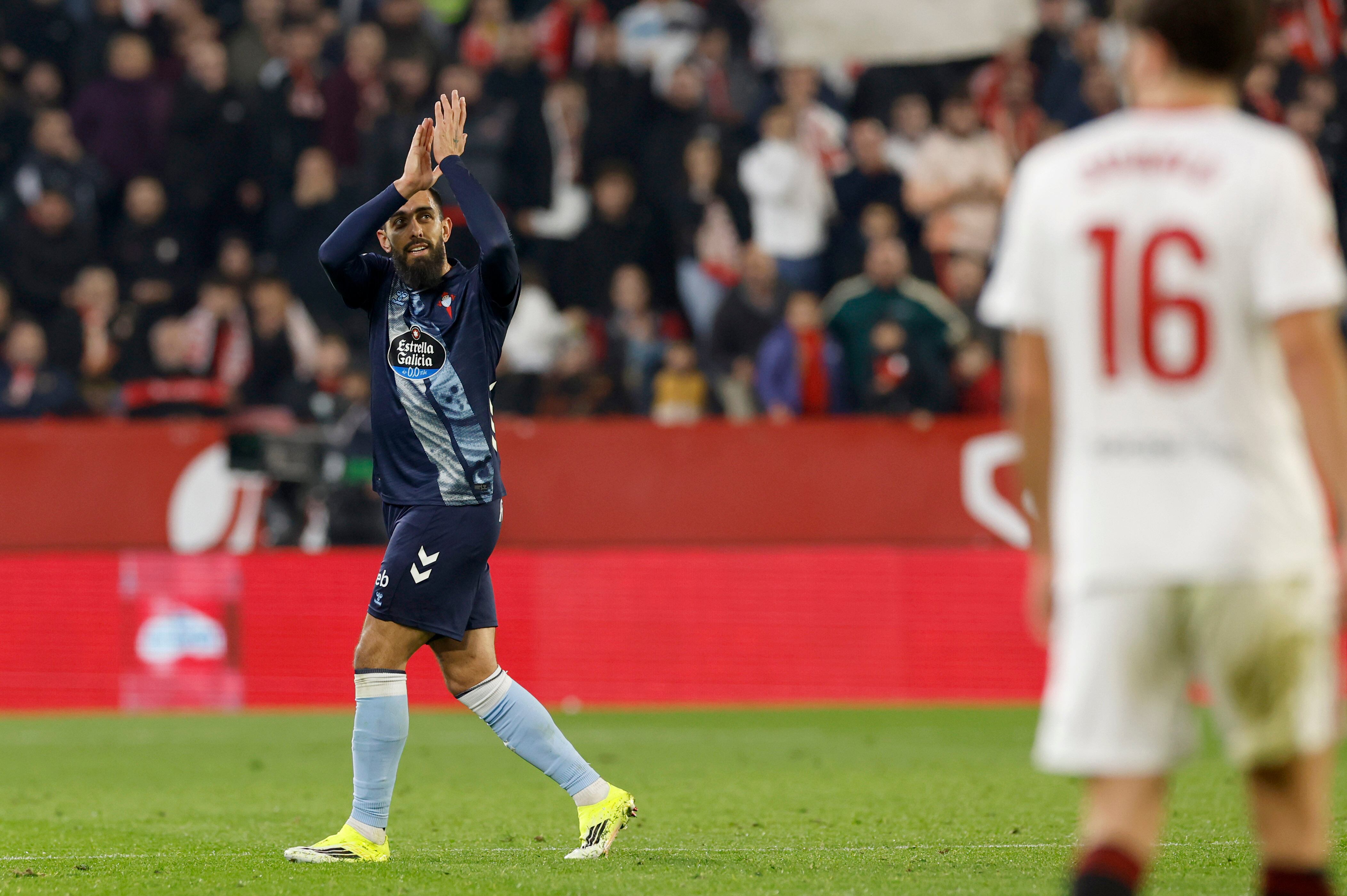SEVILLA, 12/01/2026.- El delantero del Celta Borja Iglesias durante el encuentro correspondiente a la jornada 19 de Laliga EA Sports que disputan hoy lunes Sevilla y Celta en el estadio Sánchez Pizjuán, en la capital andaluza. EFE / Julio Muñoz.