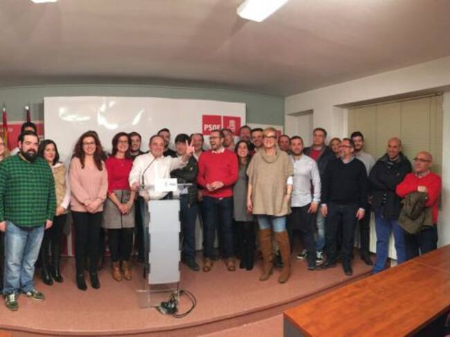 Así posaba buena parte de la Ejecutiva de Emilio Sáez en la rueda de prensa que ha tenido lugar tras conocerse el resultado de las primarias