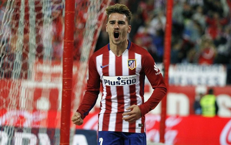 El delantero francés del Atlético de Madrid, Antoine Griezmann, celebra su gol ante el Sporting de Gijón 