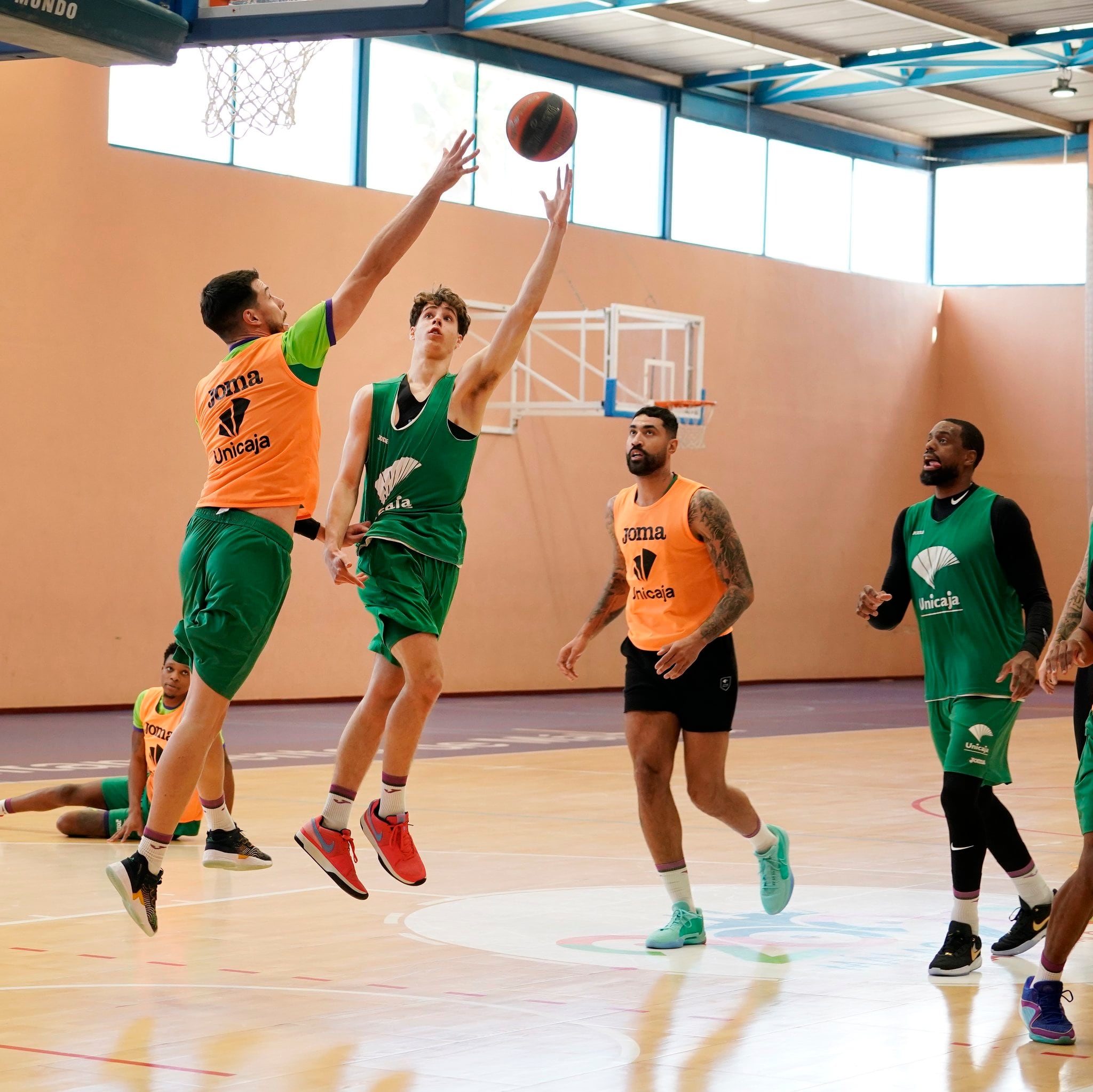 Guillermo del Pino intenta una canasta en el entrenamiento