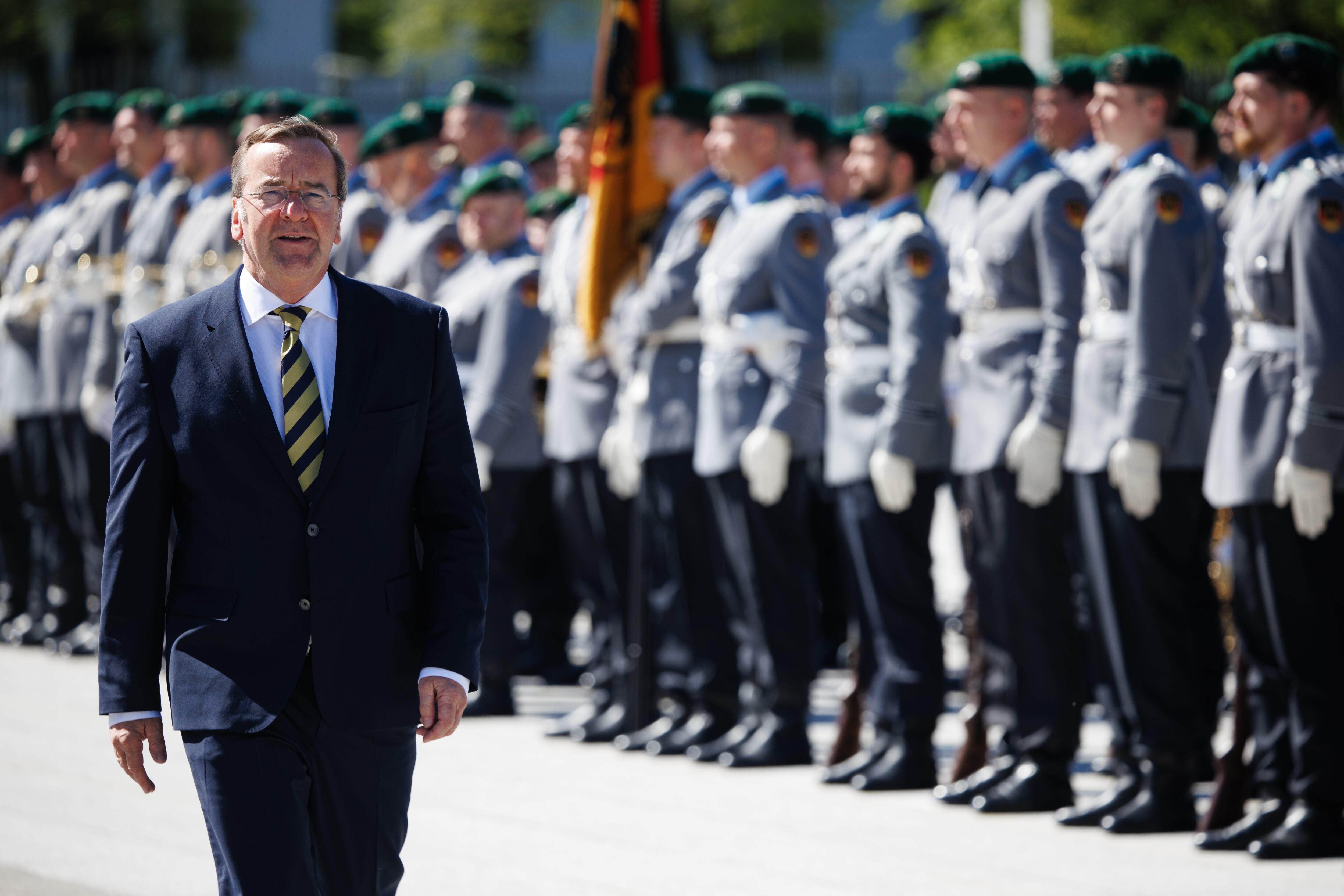 El ministro de Defensa alemán, Boris Pistorius, pasa ante la guardia de honor antes de la llegada del ministro de Defensa de la India, Rajnath Singh (no aparece en la imagen), al Ministerio de Defensa en Berlín, Alemania, el 22 de abril de 2026.