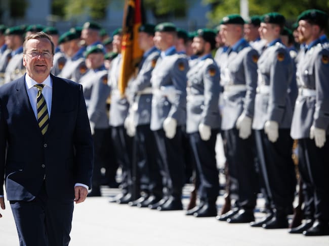 El ministro de Defensa alemán, Boris Pistorius, pasa ante la guardia de honor antes de la llegada del ministro de Defensa de la India, Rajnath Singh (no aparece en la imagen), al Ministerio de Defensa en Berlín, Alemania, el 22 de abril de 2026.