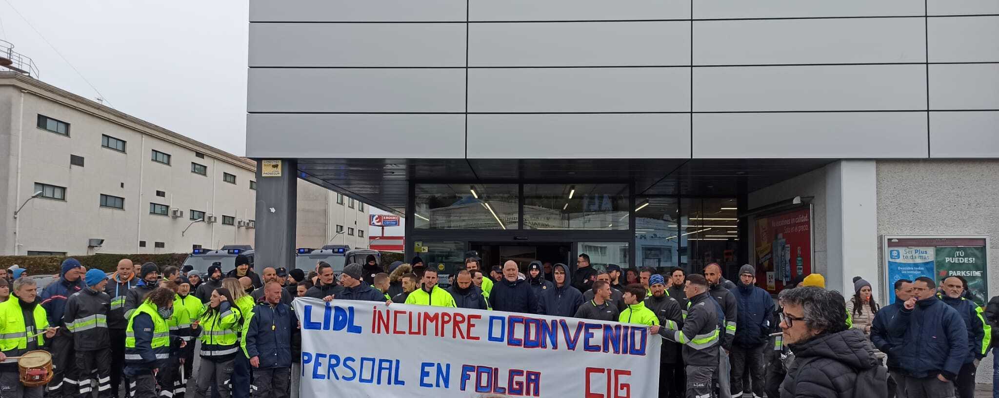 Concentración de los trabajadores del centro logístico ante el Lidl de A Gándara (foto: CIG)